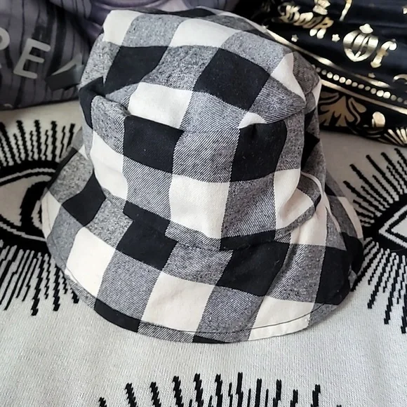 Reversible bucket hat - Picture 2 of 5